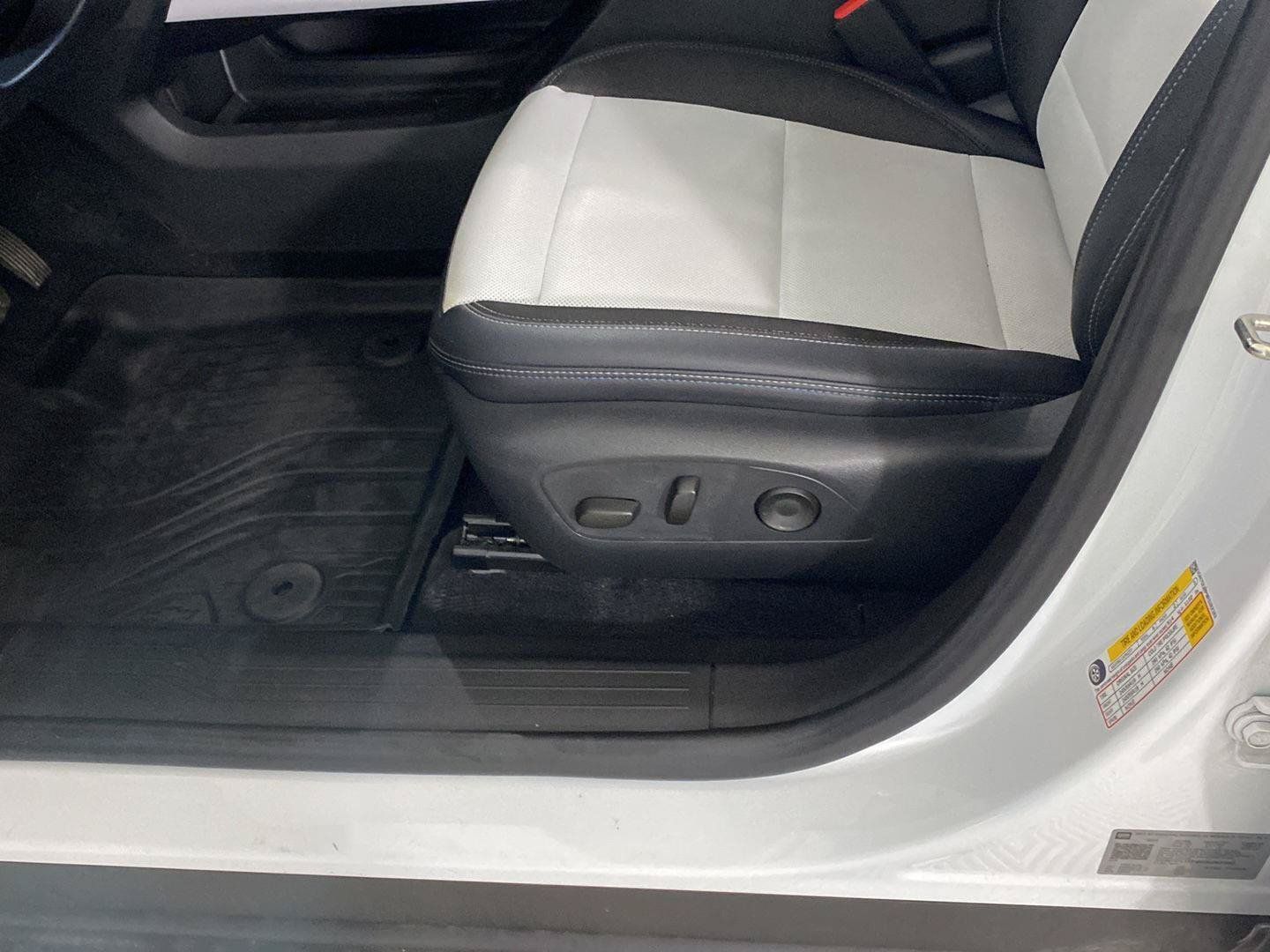 Used 2024 Chevrolet Equinox EV LT FWD image 11
