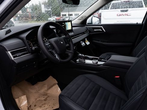 New 2026 Mitsubishi Outlander SE image 18