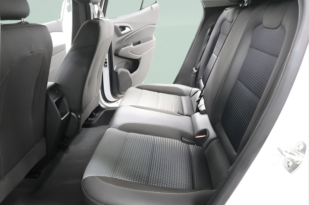 Used 2025 Chevrolet Trax LT w/ LT Convenience Package FWD image 24