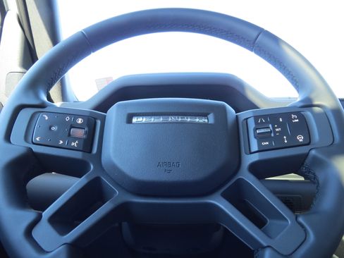 Used 2025 Land Rover Defender 110 X-Dynamic SE image 19