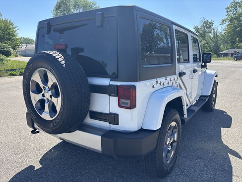 Used 2017 Jeep Wrangler Unlimited Sahara w/ Connectivity Group AWD/4WD image 4