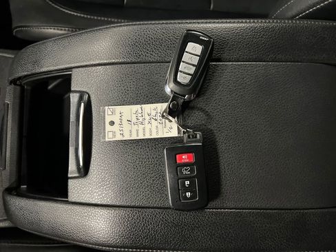 Used 2018 Toyota Highlander SE image 28