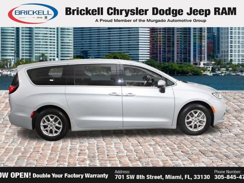 Used 2023 Chrysler Pacifica Touring-L FWD image 6