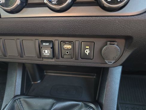 Used 2018 Toyota Tacoma TRD Sport AWD/4WD image 24