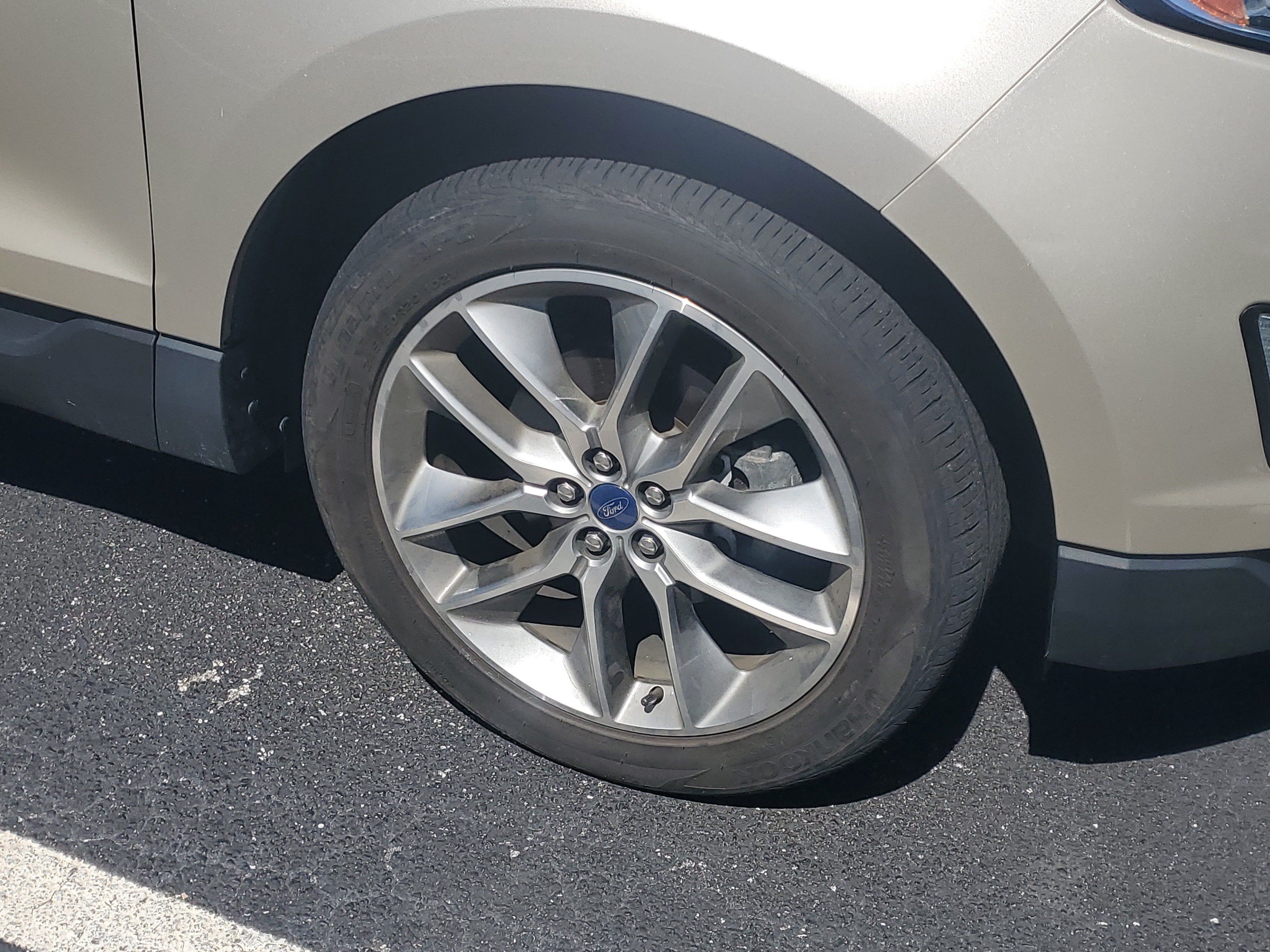 Used 2018 Ford Edge Titanium w/ Equipment Group 301A FWD image 2