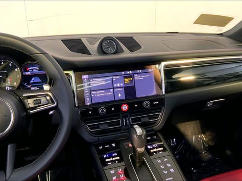 Used 2025 Porsche Macan image 16