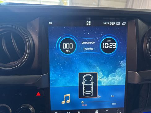 Used 2018 Toyota Tacoma TRD Off-Road w/ Technology Package image 17