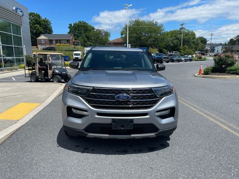 Used 2023 Ford Explorer XLT w/ Equipment Group 202A AWD/4WD image 9