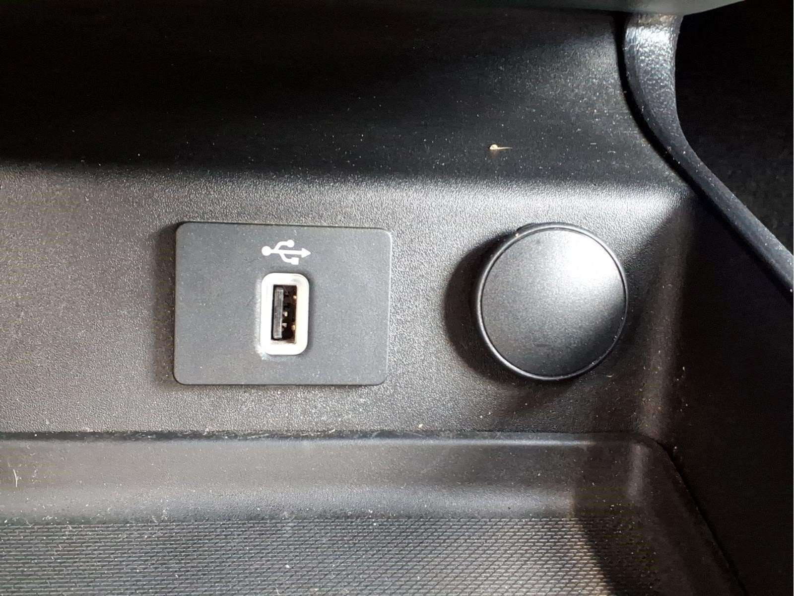 Used 2018 Ford Fusion SE w/ Fusion SE Technology Package FWD image 12