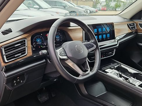 Used 2025 Volkswagen Atlas SE AWD/4WD image 15