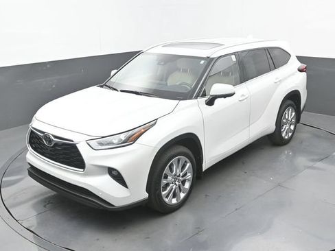 Used 2025 Toyota Highlander Limited FWD image 31