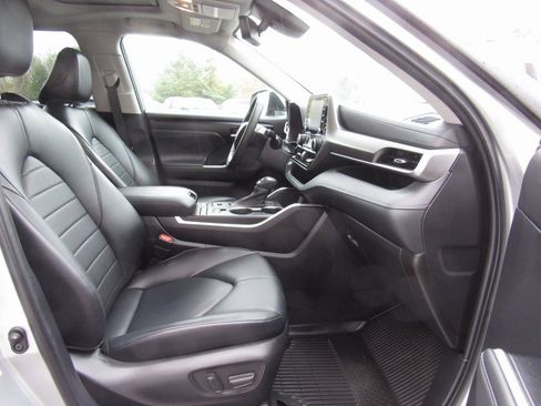 Certified 2022 Toyota Highlander XLE image 19