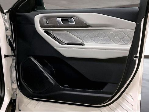 Used 2025 Ford Explorer Platinum w/ Ultimate Package image 29