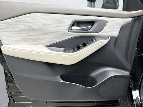 Used 2023 Nissan Rogue SV image 9