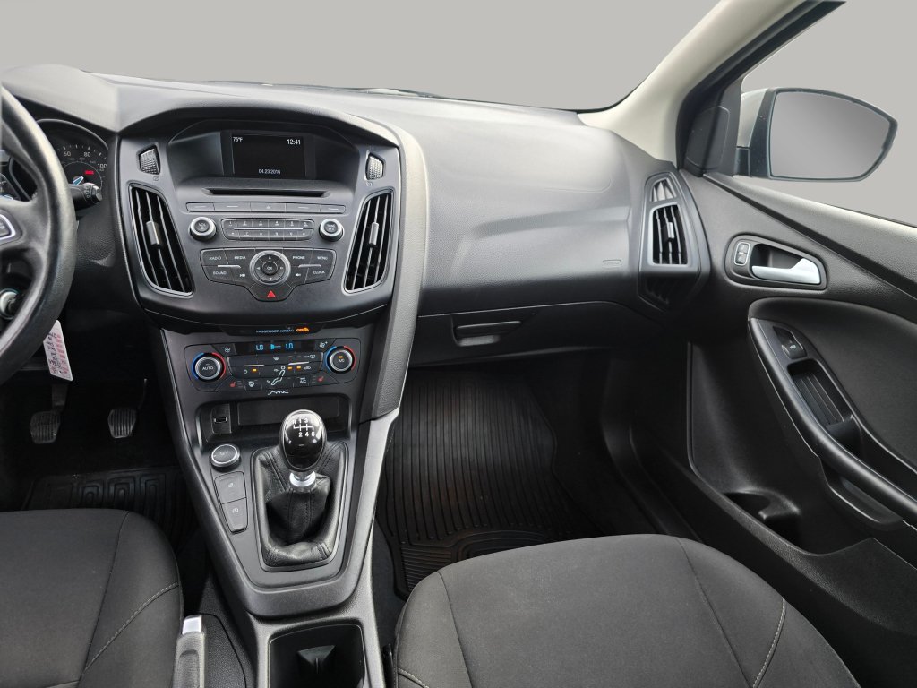 Used 2016 Ford Focus SE w/ SE Cold Weather Package FWD image 4
