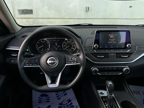 Used 2025 Nissan Altima 2.5 SV image 14