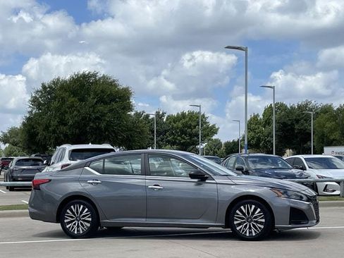 Used 2024 Nissan Altima 2.5 SV FWD image 3