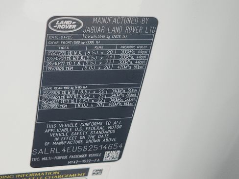 New 2025 Land Rover Discovery Dynamic SE image 19