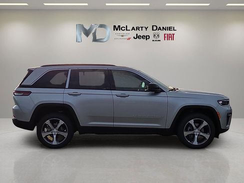 New 2026 Jeep Grand Cherokee Limited w/ Luxury Tech Group II AWD/4WD image 6