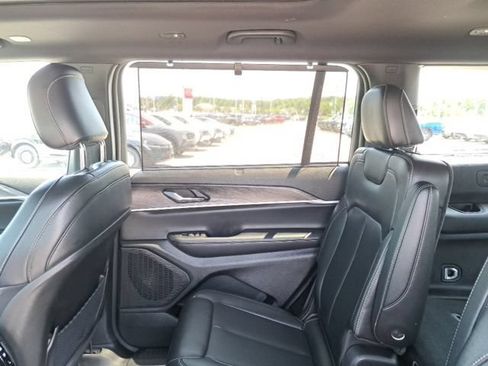 Used 2024 Jeep Grand Cherokee L Limited w/ Luxury Tech Group II AWD/4WD image 17