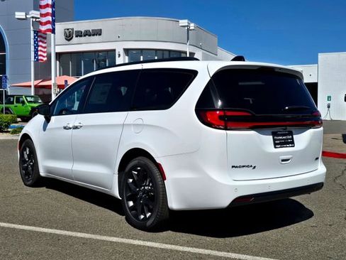 New 2026 Chrysler Pacifica Select w/ S Appearance Package image 6