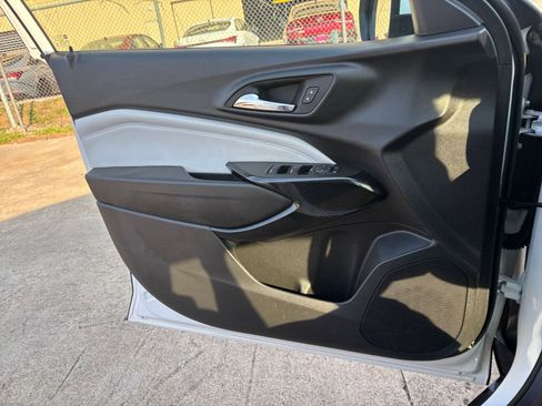 Used 2025 Chevrolet Trax LT w/ LT Convenience Package image 18