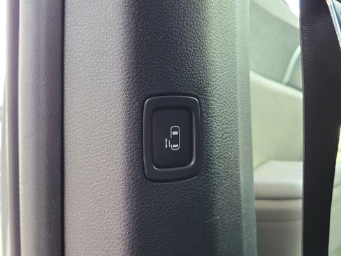 Used 2022 Kia Carnival LX image 14