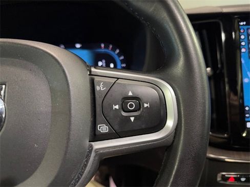 Used 2022 Volvo XC60 B5 Momentum image 19