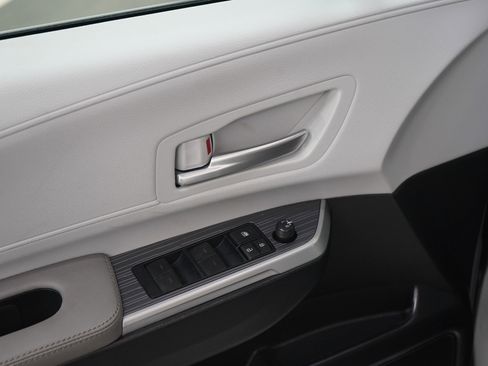 Used 2025 Toyota Sienna XLE FWD image 24