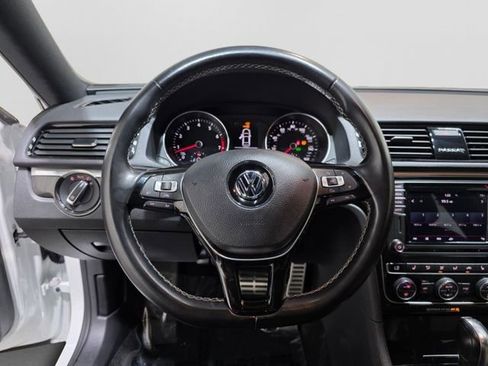 Used 2018 Volkswagen Passat 3.6 FWD image 15