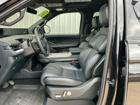 Used 2025 Lincoln Navigator L Reserve w/ Jet Appearance Package AWD/4WD image 9