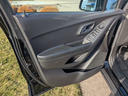 Used 2022 Chevrolet Trax LT w/ LT Convenience Package image 10