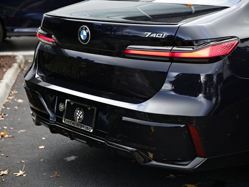 Used 2025 BMW 740i w/ Premium Package image 8