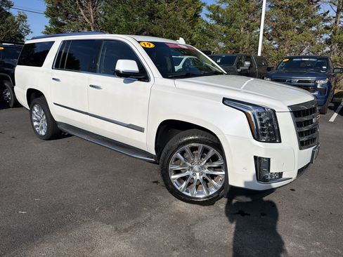 Used 2019 Cadillac Escalade ESV Luxury AWD/4WD image 2