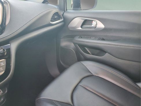 Used 2023 Chrysler Pacifica Touring-L w/ Uconnect Theater Family Group FWD image 21