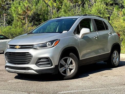Used 2019 Chevrolet Trax LT w/ LT Convenience Package AWD/4WD image 2