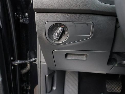 Used 2022 Volkswagen Tiguan SE image 35