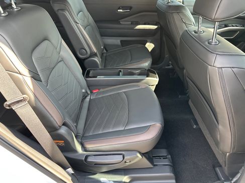 New 2025 Nissan Pathfinder Platinum image 16