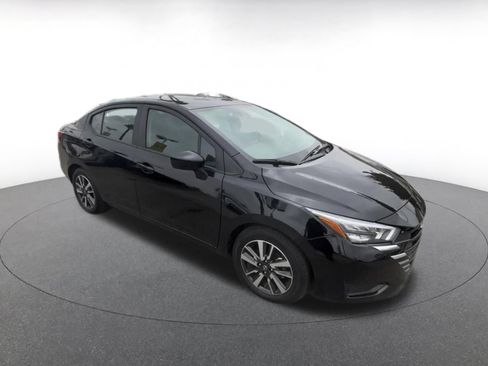 Used 2025 Nissan Versa SV FWD image 2