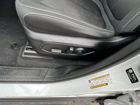 Used 2023 Jeep Grand Cherokee L Laredo image 17