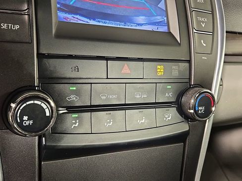 Used 2015 Toyota Camry LE image 18