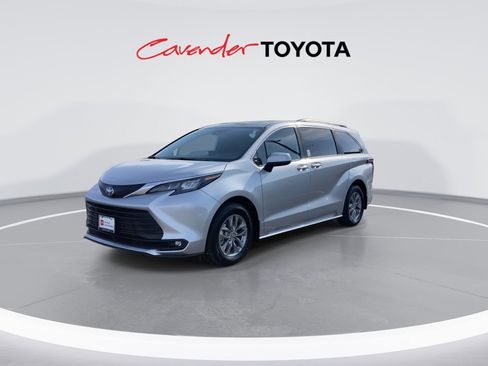 Certified 2025 Toyota Sienna XLE image 4