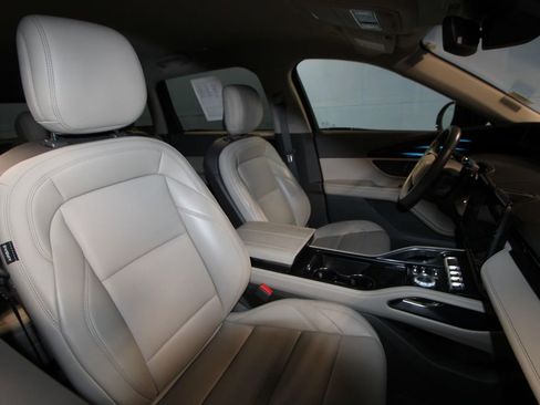 Used 2025 Lincoln Nautilus Premier image 25