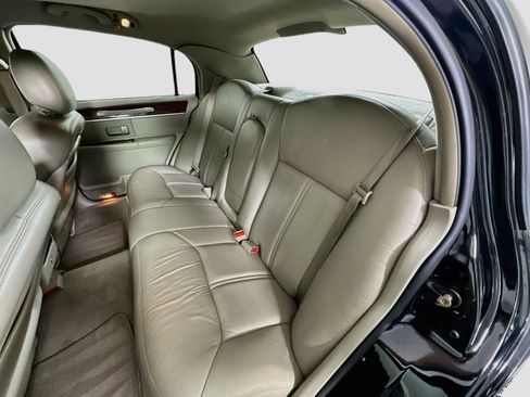 Used 2005 Lincoln Town Car Signature Limited RWD image 26