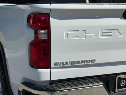 Used 2024 Chevrolet Silverado 2500 LT AWD/4WD image 15