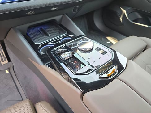Used 2025 BMW 550e xDrive w/ Executive Package AWD/4WD image 30