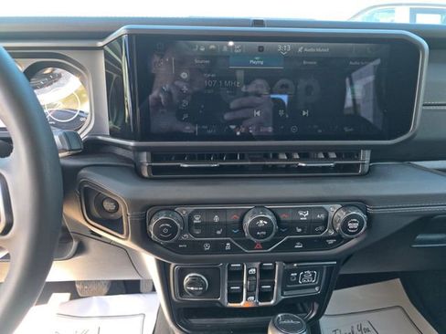 Used 2025 Jeep Gladiator Sport AWD/4WD image 28