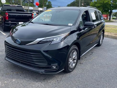Used 2025 Toyota Sienna XLE FWD image 2