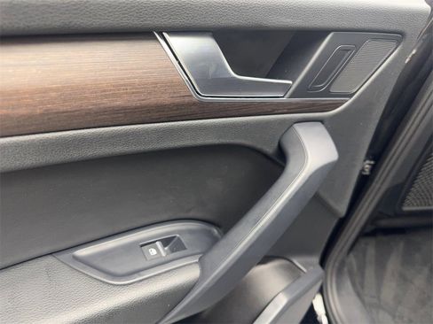 Used 2022 Audi Q5 2.0T Premium w/ Convenience Package image 39