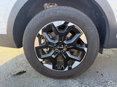 Used 2025 Kia Sorento S image 17